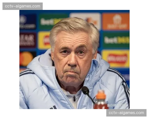 镜头聚焦：场边热身的皇马球员手持战术板，紧急接受安切洛蒂最新指示